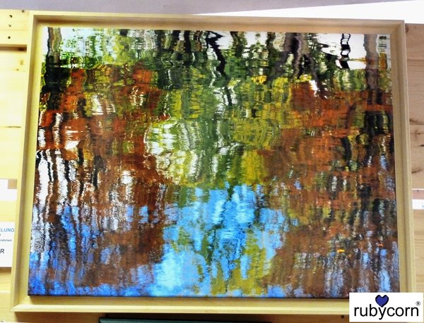 Wandbild auf Leinwand - herbstlich gefärbte Bäume spiegeln sich in Wasser